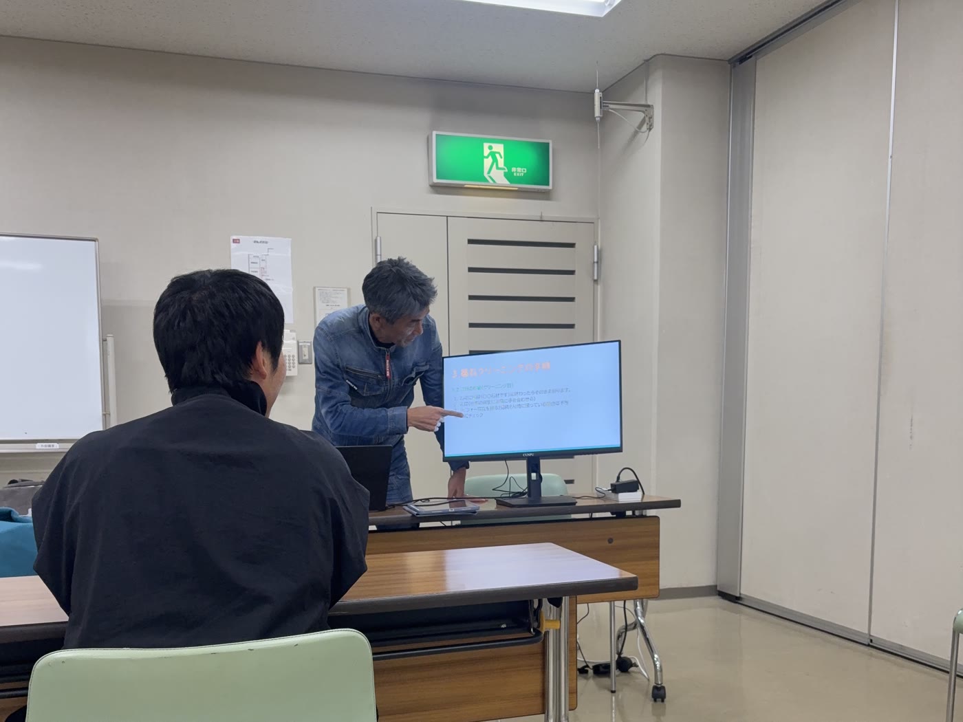 受講者に墓石クリーニングの基礎を説明する座学の様子
